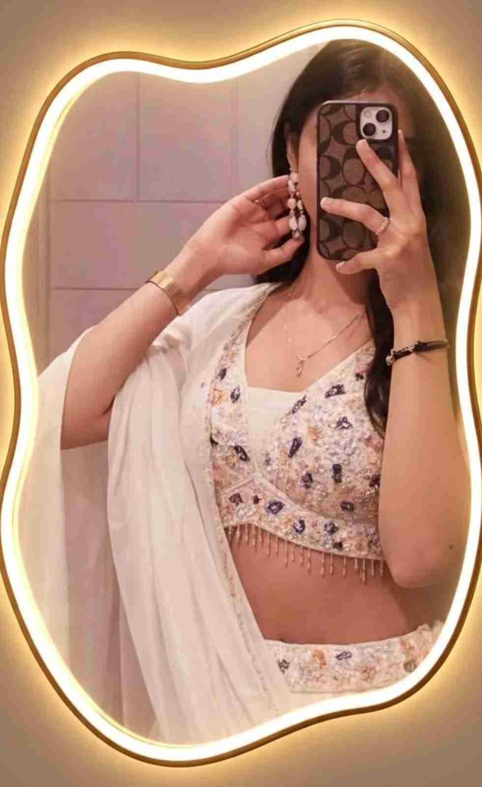 Mirror Selfie Instagram Restyle AI Photo Editing Prompt