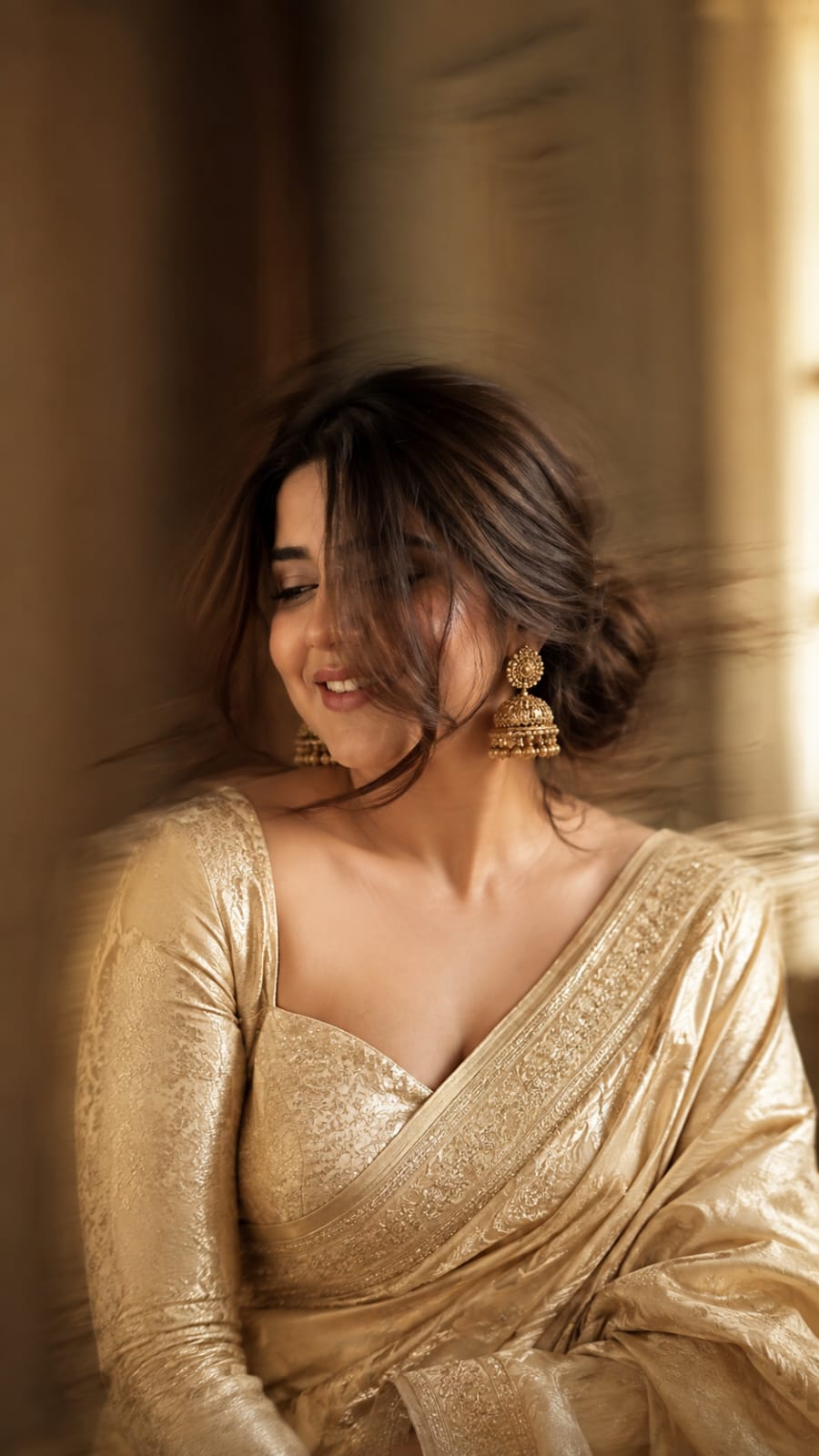 Aesthetic Blurry Saree Prompt For Girls – Prompt 2